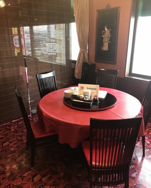 半個室のテーブル席はゆったりと最大8名可能。アットホームで落ち着いた雰囲気の店内で美味しい中華を満喫できる。