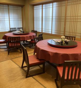In the tatami seats, you can relax at the table.