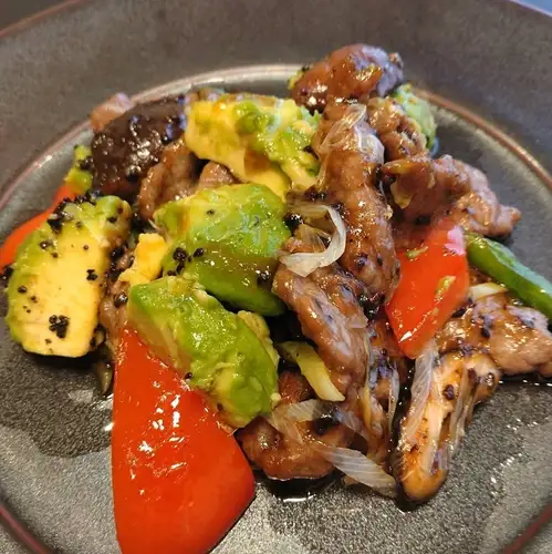 牛肉とアボカドの豆鼓炒め