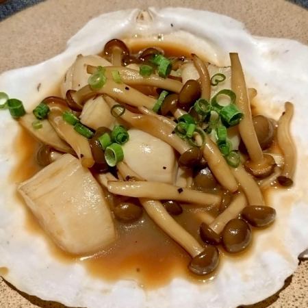 Sauteed scallops and shimeji mushrooms