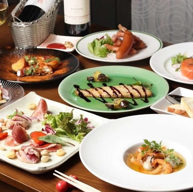 請享用融合了日本和西方風味的創意美食。店內是帶包間的日式空間。