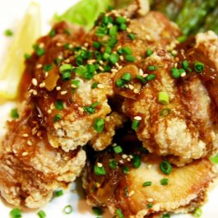 수제 향미 볶음밥에 어린 닭 튀김