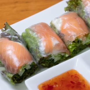 Spring rolls with salmon and mascarpone cheese