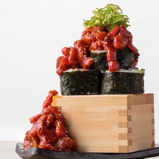 自慢若鶏唐揚、ド迫力ユッケ肉こぼれ寿司含む●120分飲み放題付スタンダードコース3999⇒