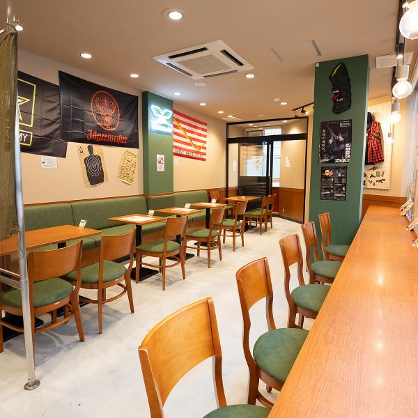 The store is divided into 1F, 2F, and 3F, and the ceiling is high and spacious.The khaki-colored interior and wood-grain furniture give a sense of unity, and the interior includes cool equipment and guns.Please spend a relaxing time while enjoying the unique atmosphere of a military cafe.*For reservations of 4 or more people on weekends and holidays (12:00~18:00), please contact us by phone.