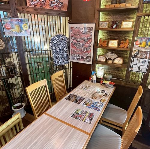 <p>テーブル席は4名用が1卓、2名用が1卓あり、連結して6名でもご利用いただけます。気軽に集まれるスペースで、友人や同僚との食事にぴったり。アットホームな雰囲気が魅力です。</p>
