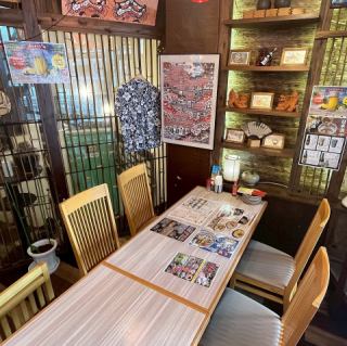 テーブル席は4名用を1卓ご用意しております。2名用テーブルと連結することで6名グループ利用にも対応します。ご友人同士やご家族でのお食事に♪