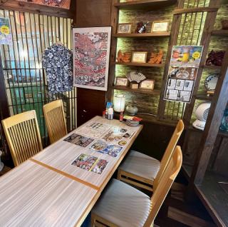 デートや友人でのお食事にぴったりな2名用のテーブル席が1卓あります。4名用テーブルと連結可能で、柔軟な席配置が魅力です。