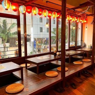 掘りごたつ席は4名用が4卓あり、連結する事で最大18名様までのご利用が可能です。足をのばしてゆったりとお食事を楽しめます。アットホームな雰囲気でのお食事をお楽しみください。