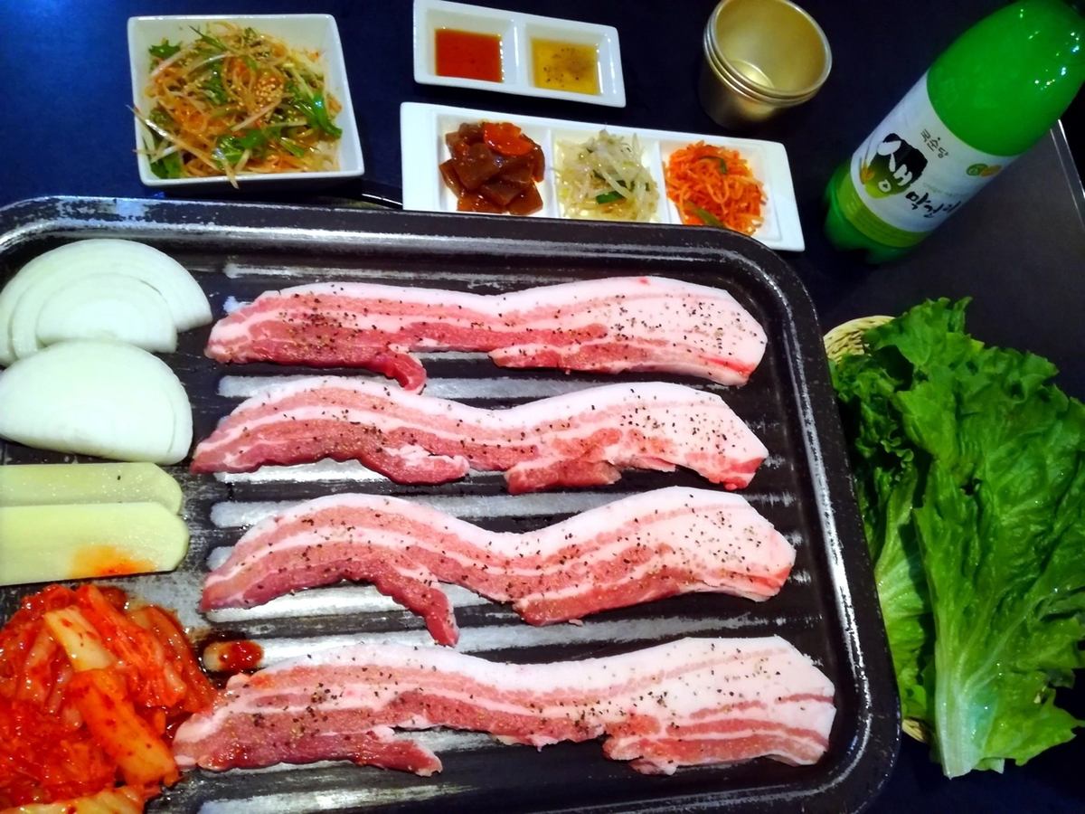 定番＆人気の韓国料理メニューも種類豊富に取り揃えられ、本場韓国の味を堪能できる。