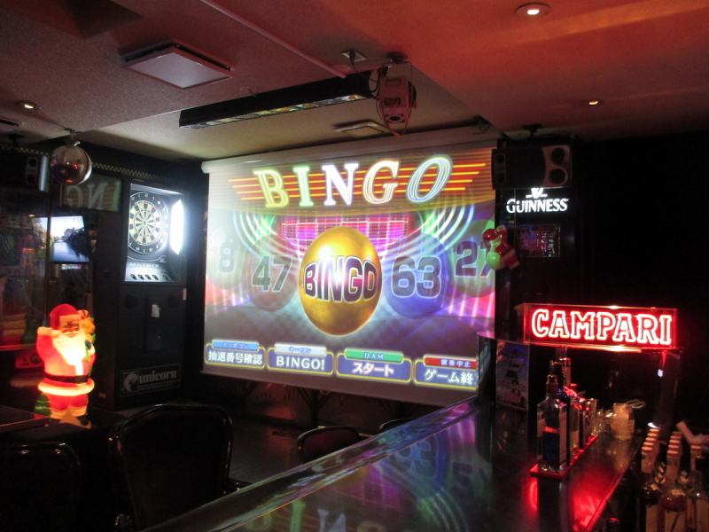 A large 120-inch screen is installed in front of the karaoke stage in the main hall! You can create a variety of effects with the projector.PC and USB can also be connected.It can be used for events such as wedding parties.《120-inch screen in the center, darts machine on the left, 42-inch monitor on the right》