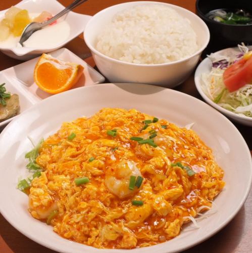 Various daily lunch menus * The photo shows Gomoku fried rice
