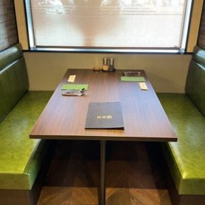 4名様掛けのテーブル席をご用意しております。デートやご友人同士でのお食事など様々なシーンに合わせてご利用ください。