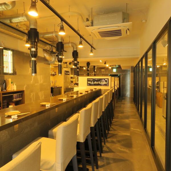 A stylish bar-style store that opened in June 2020 ◇ The beautiful interior has a good atmosphere and there are 11 counter seats and 3 table seats.Please use it according to the scene such as date, girls' party, and entertainment.Umeda/Higashi-Umeda/Lamb/Genghis Khan/Craft beer/Yakiniku/Banquet/Birthday/Women's party/Dating/Farewell party/Course/Reservation/Party