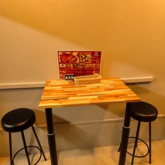 2名様までご利用可能なテーブル。デート等におすすめです◎