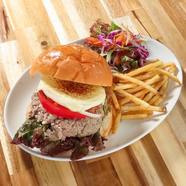 【短角和牛の特製ハヤシライス】などお得なランチを6種類ご用意♪ご飯大盛無料！サイドメニューの追加も