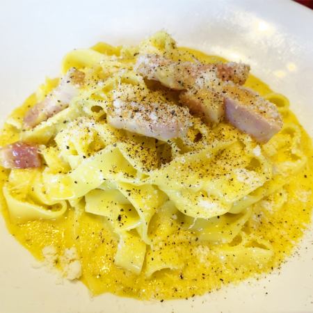 Carbonara for adults with bacon and black pepper