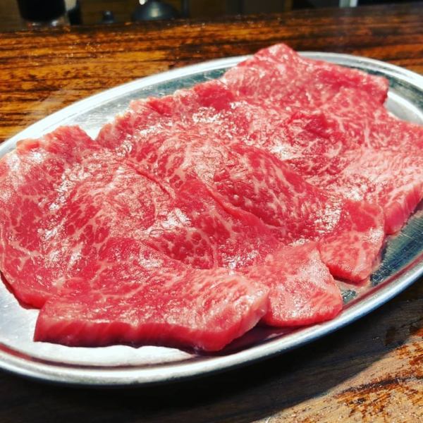 从桃红肉排开始，这是一种罕见的红肉，仅从A4和A5中精心挑选，只能从一个头上除去