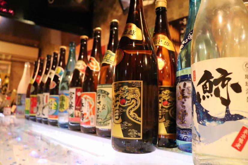 沖繩酒吧，您可以在此享受卡拉 OK 和飛鏢，並享用各種飲品 ★