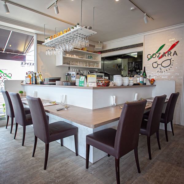 We also have a counter that is nice for one person ★ You can also have a meal while enjoying a conversation with the friendly shop owner ◎ It is also ideal for couples and couples on a date.There is also a counter seat by the window where you can see the outside seats.