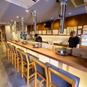 人気のカウンター席は横並びに座れるのでデートにもピッタリです!