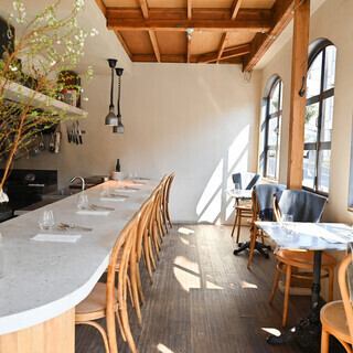 【隠れ家的なフレンチレストランです♪】古民家をリノベーションした店内は白を基調にしたくつろぎの空間で、ゆったりとフランス料理とナチュラルワインを楽しめます◎オープンキッチン前のカウンター席は、千葉さんが調理する様子を間近に見られる特等席。美味しそうな音と香りに包まれ、至福の時間を過ごせます。