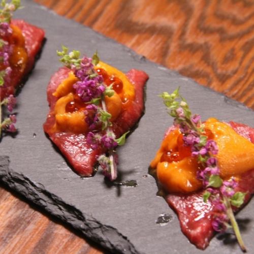 Top-quality horse sashimi with seaweed