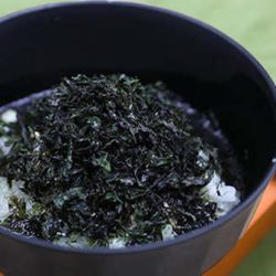 Grilled dried seaweed and egg on rice