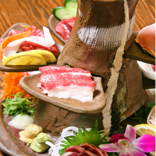 [Our proud specialty dish!!] Pure domestic horse meat sashimi and freshly slaughtered chicken, full bloom Nihonichi platter