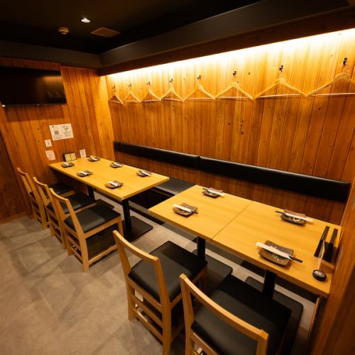 <p>&lt;Table seats available for small group reservations!&gt; The warm, wood-toned interior creates a &quot;regular&quot; atmosphere that matches any occasion. It&#39;s a casual space perfect for having fun with close friends or coworkers!</p>