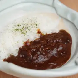 천천히 끓인 말 줄무늬 카레라이스