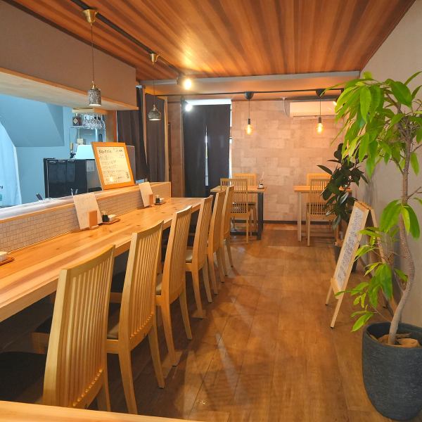 【カウンター席×6席】広々カウンターをご用意。会社帰りに同僚と1杯、友達との待ち合わせやデートにも、2次会の締めくくりに・・・特別な日のご馳走ではなく、気の合った仲間と日常使いの出来るお店です。もちろん、お一人様のご来店も大歓迎。気さくなスタッフがお出迎えします。
