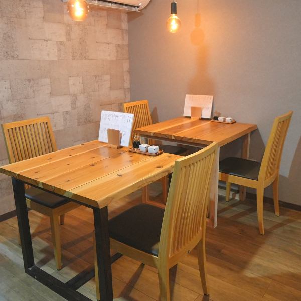 【テーブル×３席】3名からの小規模な宴会におすすめなテーブル席。会社の同僚や近場の方などお集りの際にご利用ください。お集りの際におすすめの飲み放題付きコースもご用意しておりますので、ぜひご利用ください。