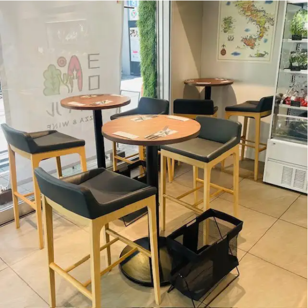 店内に入ってすぐのテーブル席は、おひとり様のランチ利用やワインとおつまみを楽しむディナーのちょこっと飲みにぴったり！