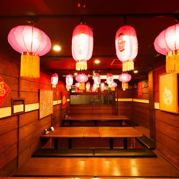 大人数でのご利用も安心してご来店いただけるように、大きな掘りごたつのテーブルもご用意しております。最大48名様までご案内可能です。ご宴会にもおすすめのコースも多数ご準備しております。また、ご不明点などお気軽にお問い合わせください。