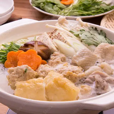 旺季期间（周五、周六及节假日前一天），用餐时间限制为2小时。【Dosukoi！相扑火锅套餐】共8道菜，包含无限畅饮的生啤和高级清酒。