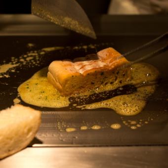 鐵板上散發出特製咖哩醬香氣的“咖哩麵包”，讓人胃口大開。