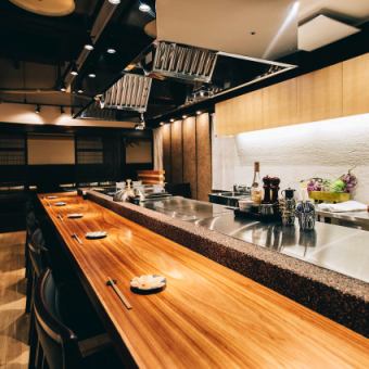 You can watch the cooking by the chef in front of your eyes at the spacious counter.You can also enjoy conversations about the day's ingredients and the topic of the day.