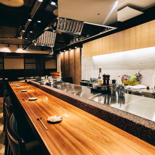 Dynamic teppanyaki on the counter that feels the warmth of wood