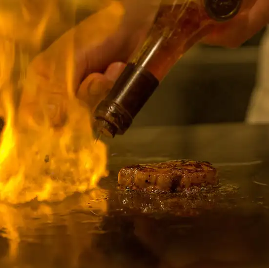 目の前で焼き上げる臨場感!極上の黒毛和牛を鉄板で堪能。落ち着いた個室もあります。