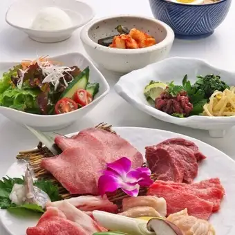 90分飲み放題付【宴会Aコース】上塩タンや和牛カルビ、ハラミなどを含む全12品　6600円(税込)