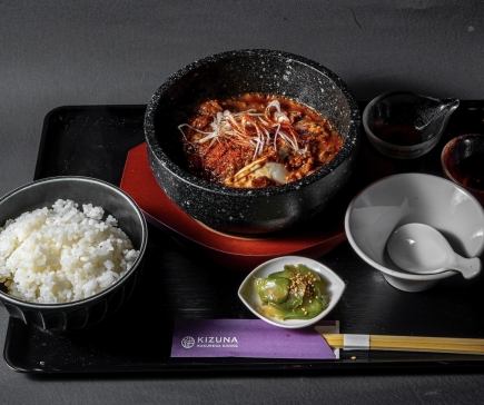 午餐限定10份【石烤麻婆豆腐套餐】1,200日元(含税),采用烤肉店特有的黑毛牛舌!