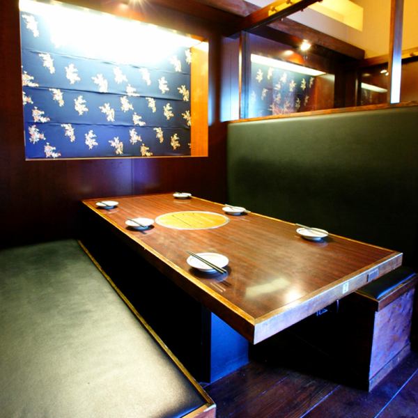 This is recommended for a small group of guests.The table seats for up to 8 people can be used as a semi-private room with the curtain lowered.Please enjoy without worrying about the surroundings in various scenes ♪