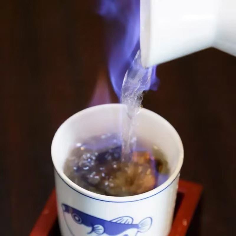 飲み放題付きコースには、なんと『ヒレ酒』もついてくる！