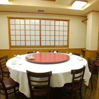 A private room with a round table on the 2nd floor! A private room full of Chinese atmosphere! Accommodates up to 30 people!