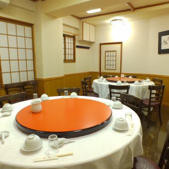 Round Table Private Room on the 2nd Floor! Individual Room full of the atmosphere of China! Can accommodate up to 30 people!