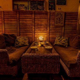 The spacious sofa private room can accommodate up to 30 people! It can be used for a wide range of occasions, from small groups to large groups! For girls' parties, banquets, etc.