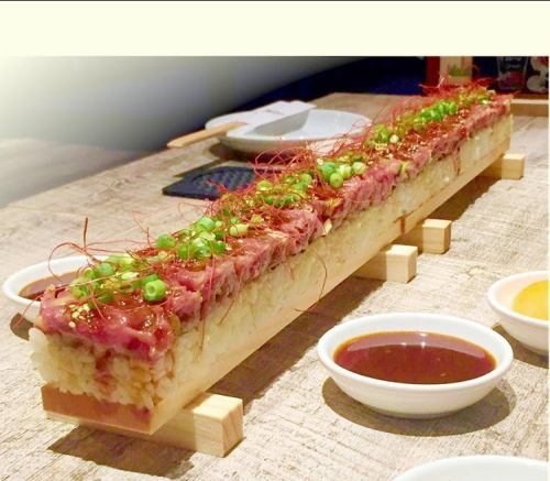 驚愕の50cm！！桜肉のコリアンユッケ寿司
