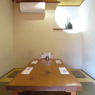完全個室は2部屋完備。各4名様までご利用いただけます。接待や会合におすすめです。個室は人気のお部屋ですので、早めのご予約がオススメ。感染症対策としても安心です。