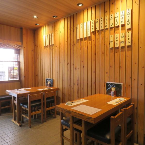 和の趣を感じる落ち着いた内装でありながら、席同士の距離感が程よく、お客様同士の活気で賑わっています♪心地よい活気があり、初めての方でも肩肘張らずにリラックスしてお過ごしいただけますよ。ご家族やご友人、会社仲間や大切な方と、楽しいひとときを過ごしたい時にぴったりです。